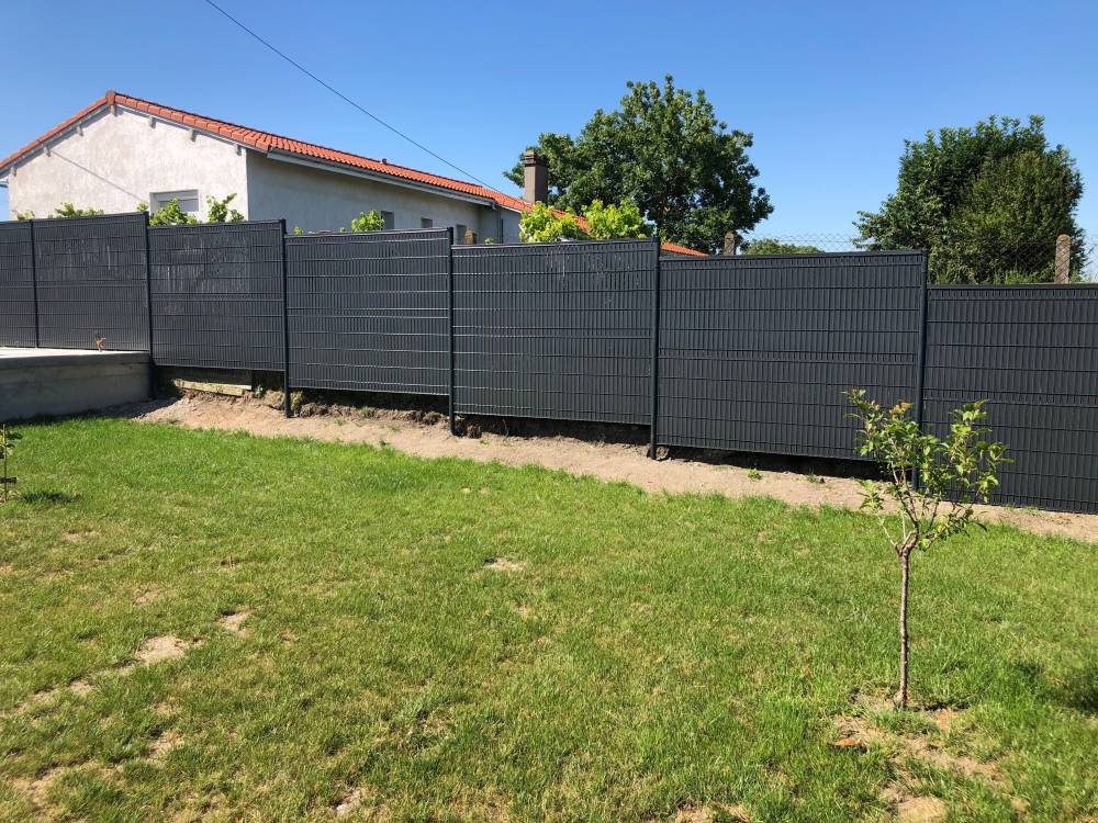Intégrez la verdure dans vos limites avec nos services de pose de clôture en Auvergne-Rhône-Alpes