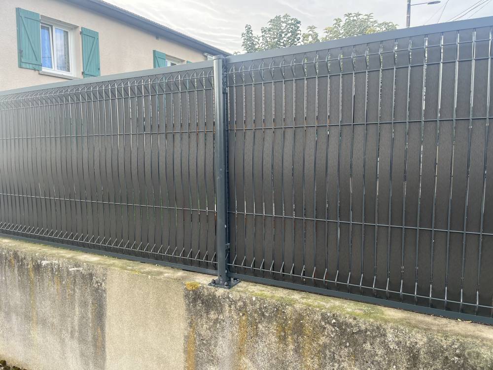 Délimitez votre espace sereinement avec nos services de pose de clôture en Auvergne-Rhône-Alpes